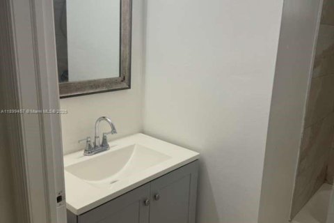 House in Miami, Florida 3 bedrooms, 172.05 sq.m. № 1952470 - photo 14