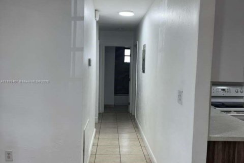 House in Miami, Florida 3 bedrooms, 172.05 sq.m. № 1952470 - photo 4