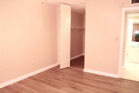 Condo in Sun City Center, Florida, 2 bedrooms  № 2400049 - photo 12