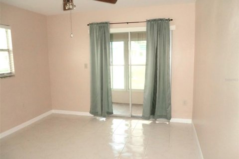 Condo in Sun City Center, Florida, 2 bedrooms  № 2400049 - photo 15