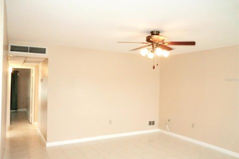 Condo in Sun City Center, Florida, 2 bedrooms  № 2400049 - photo 2
