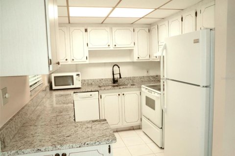 Condo in Sun City Center, Florida, 2 bedrooms  № 2400049 - photo 7