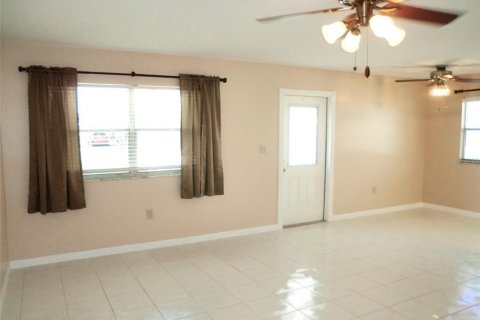 Condo in Sun City Center, Florida, 2 bedrooms  № 2400049 - photo 4