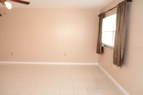 Condo in Sun City Center, Florida, 2 bedrooms  № 2400049 - photo 3