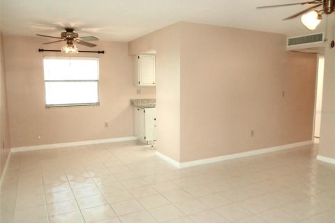 Condo in Sun City Center, Florida, 2 bedrooms  № 2400049 - photo 5