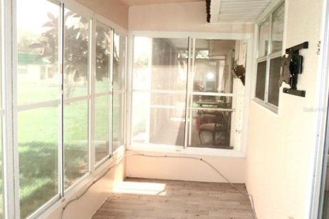 Condo in Sun City Center, Florida, 2 bedrooms  № 2400049 - photo 17