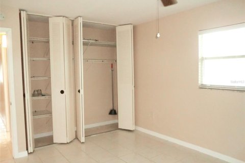 Condo in Sun City Center, Florida, 2 bedrooms  № 2400049 - photo 16