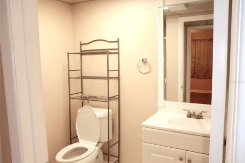 Condo in Sun City Center, Florida, 2 bedrooms  № 2400049 - photo 9