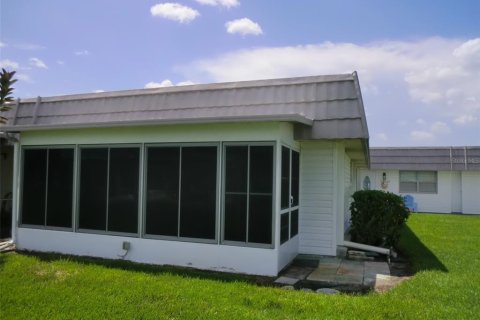 Condo in Sun City Center, Florida, 2 bedrooms  № 2400049 - photo 19