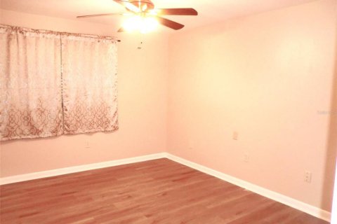 Condo in Sun City Center, Florida, 2 bedrooms  № 2400049 - photo 11