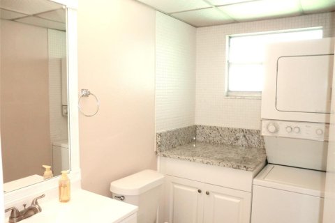 Condo in Sun City Center, Florida, 2 bedrooms  № 2400049 - photo 8