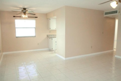 Condo in Sun City Center, Florida, 2 bedrooms  № 2400049 - photo 6