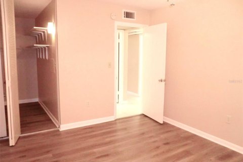 Condo in Sun City Center, Florida, 2 bedrooms  № 2400049 - photo 13