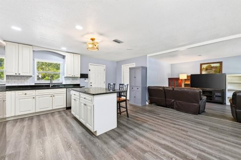 House in Winter Garden, Florida 3 bedrooms, 125.6 sq.m. № 2419574 - photo 11