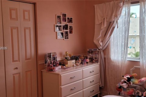 House in Miami, Florida 4 bedrooms, 199.93 sq.m. № 2042784 - photo 9