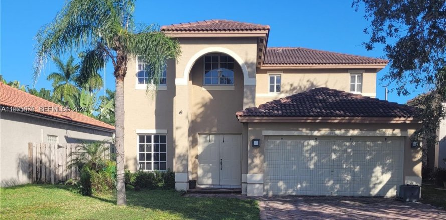 House in Miami, Florida 4 bedrooms, 199.93 sq.m. № 2042784