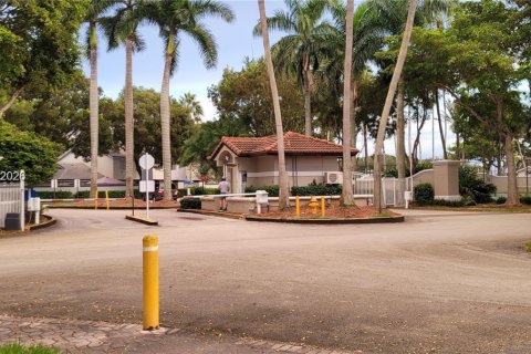 House in Miami, Florida 4 bedrooms, 199.93 sq.m. № 2042784 - photo 16