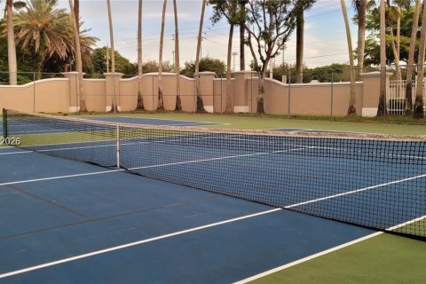 House in Miami, Florida 4 bedrooms, 199.93 sq.m. № 2042784 - photo 12