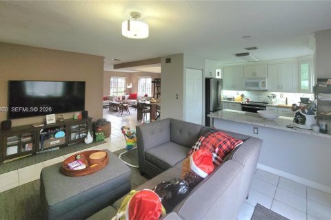 House in Miami, Florida 4 bedrooms, 199.93 sq.m. № 2042784 - photo 4