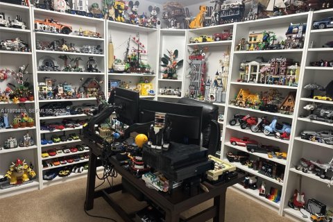 House in Miami, Florida 4 bedrooms, 199.93 sq.m. № 2042784 - photo 6