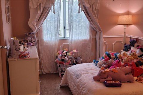 House in Miami, Florida 4 bedrooms, 199.93 sq.m. № 2042784 - photo 8