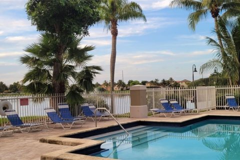 House in Miami, Florida 4 bedrooms, 199.93 sq.m. № 2042784 - photo 11