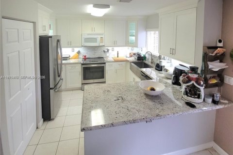 House in Miami, Florida 4 bedrooms, 199.93 sq.m. № 2042784 - photo 2