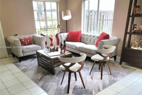 House in Miami, Florida 4 bedrooms, 199.93 sq.m. № 2042784 - photo 3