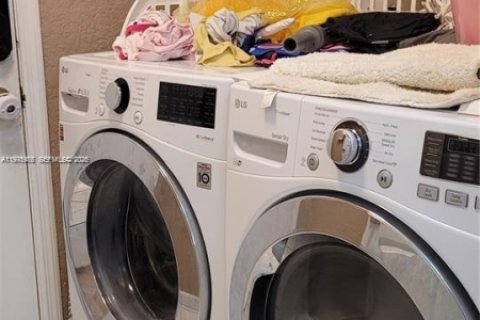 House in Miami, Florida 4 bedrooms, 199.93 sq.m. № 2042784 - photo 7