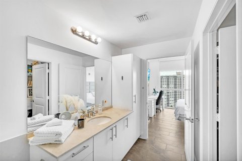 Copropriété à vendre à Hallandale Beach, Floride: 2 chambres, 123.56 m2 № 2146164 - photo 24