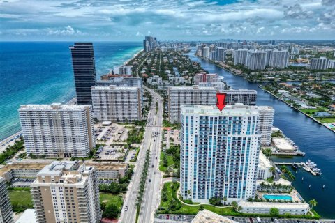 Condo à Hallandale Beach, Floride, 2 chambres  № 2146164