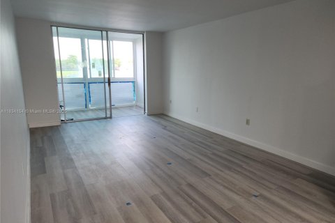 Condominio en venta en Sunrise, Florida, 1 dormitorio, 59.46 m2 № 1935050 - foto 2