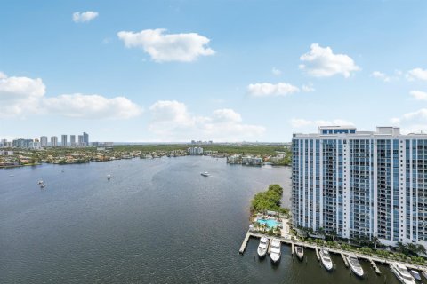 Condo in North Miami Beach, Florida, 3 bedrooms  № 2083256 - photo 9