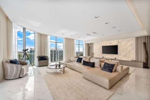 Condo in North Miami Beach, Florida, 3 bedrooms  № 2083256 - photo 2