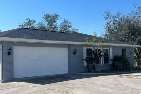 House in Port Charlotte, Florida 3 bedrooms, 198.16 sq.m. № 1733673 - photo 6