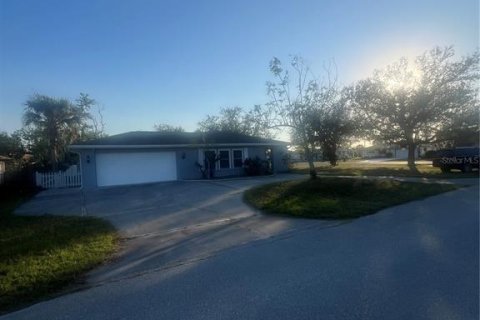 House in Port Charlotte, Florida 3 bedrooms, 198.16 sq.m. № 1733673 - photo 1