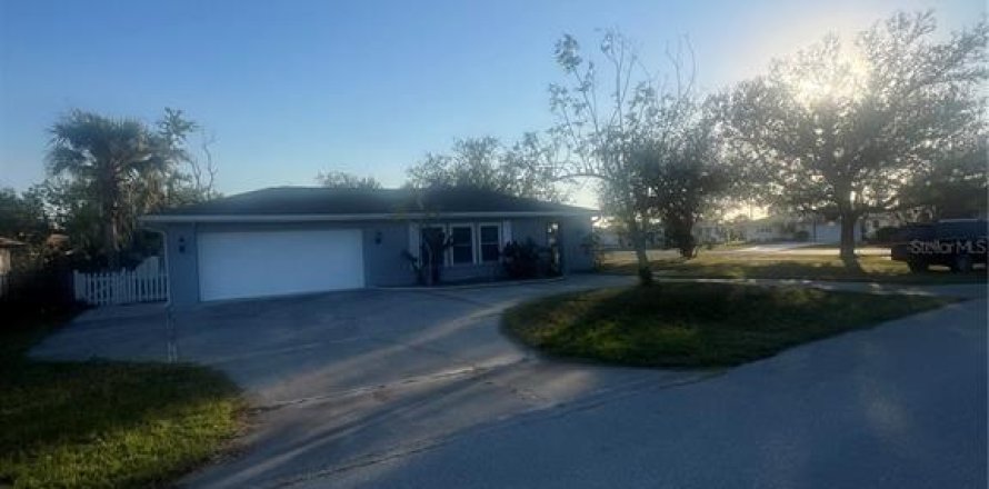 House in Port Charlotte, Florida 3 bedrooms, 198.16 sq.m. № 1733673