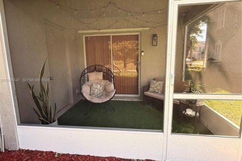 Townhouse in Tamarac, Florida 2 bedrooms, 103.12 sq.m. № 2002963 - photo 3