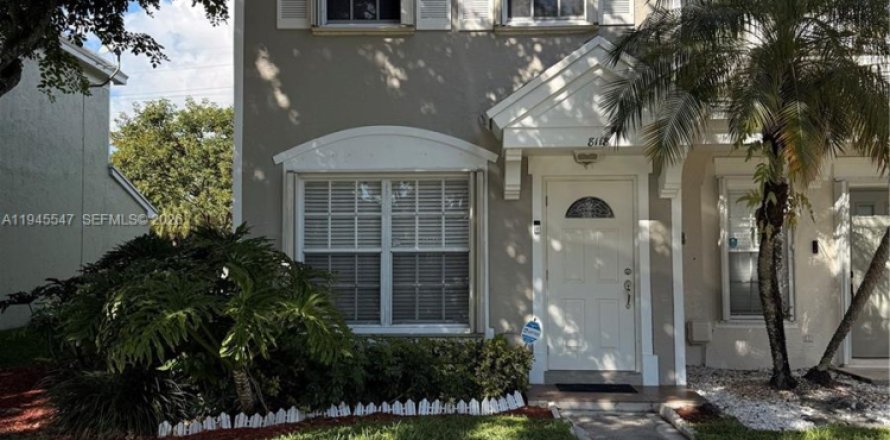 Townhouse in Tamarac, Florida 2 bedrooms, 103.12 sq.m. № 2002963