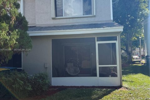 Townhouse in Tamarac, Florida 2 bedrooms, 103.12 sq.m. № 2002963 - photo 2