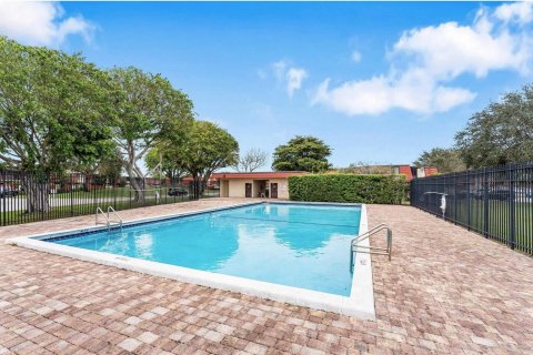 Townhouse in West Palm Beach, Florida 2 bedrooms, 124.4 sq.m. № 2146976 - photo 3