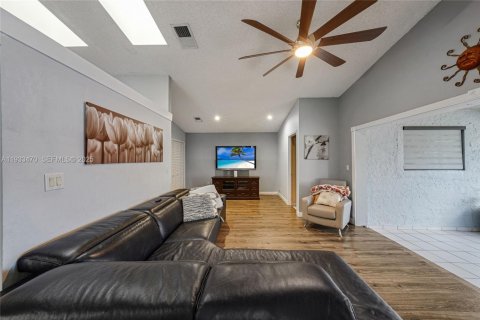 Купить виллу или дом в Майами-Лейкс, Флорида 3 спальни, 173.54м2, № 1991300 - фото 8