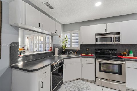 Купить виллу или дом в Майами-Лейкс, Флорида 3 спальни, 173.54м2, № 1991300 - фото 12