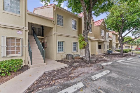 Copropriété à vendre à Hialeah, Floride: 1 chambre, 68.28 m2 № 2001286 - photo 2