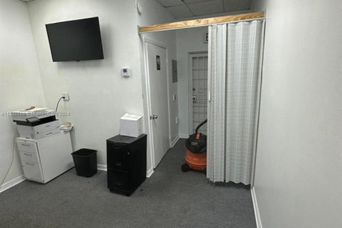 Propiedad comercial en alquiler en Miami, Florida № 1182991 - foto 1