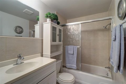 Condominio en venta en Saint Petersburg, Florida, 2 dormitorios, 80.82 m2 № 1912152 - foto 16