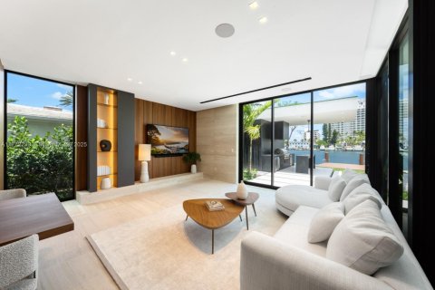 Casa en venta en Miami Beach, Florida, 7 dormitorios, 650.04 m2 № 1922237 - foto 11