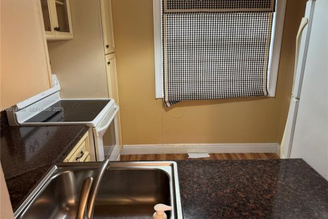 Condominio en Lauderhill, Florida, 1 dormitorio  № 2076205