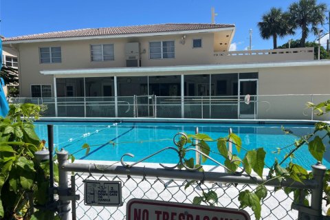 Condo in Lighthouse Point, Florida, 1 bedroom  № 1146014 - photo 1