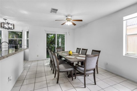 Villa ou maison à vendre à Pembroke Pines, Floride: 4 chambres, 194.44 m2 № 1948264 - photo 12